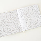 Our Christmas Memories: A Family Traditions Keepsake Gift